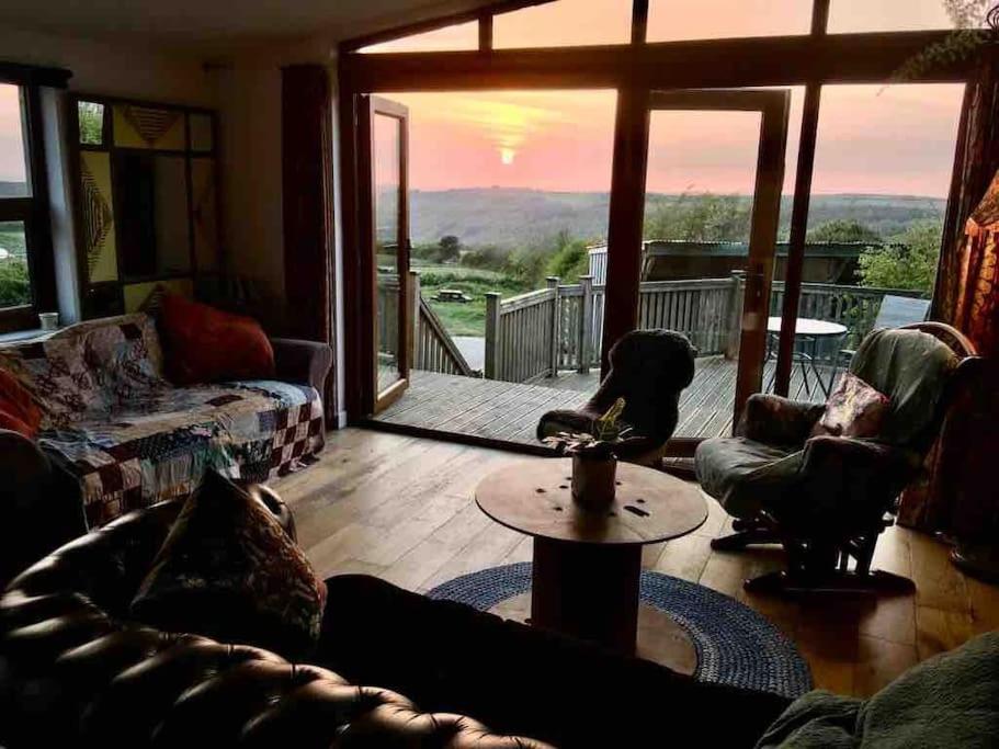 布德Spacious cabin on isolated farm with sea view的客厅配有沙发和桌子
