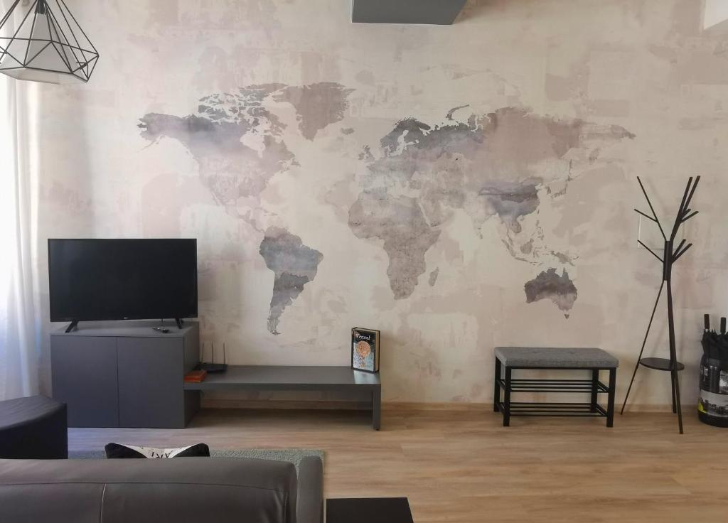 加尔达湖滨RivApartmentsDowntowN Travel的客厅墙上挂着世界地图