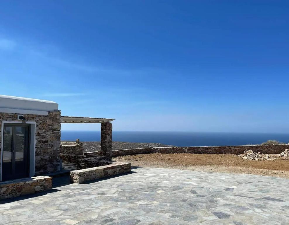 Áno MeriáRustic Stone House in the Heart of Folegandros的海景建筑