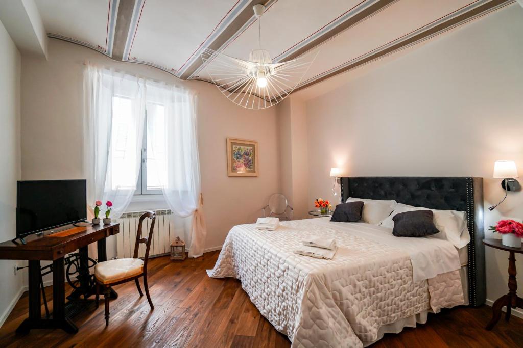 阿西西Maison Portica 29的一间卧室配有一张大床和一张书桌