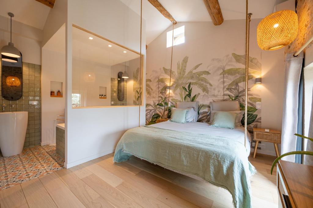 巴尼奥勒Songes de vigne的一间卧室配有一张床和一面大镜子