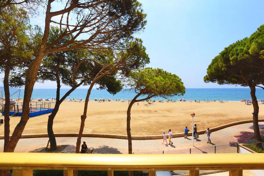坎布里尔斯Playmar Litoral Costa Dorada - ONLY FAMILIES的一群人在海滩上散步