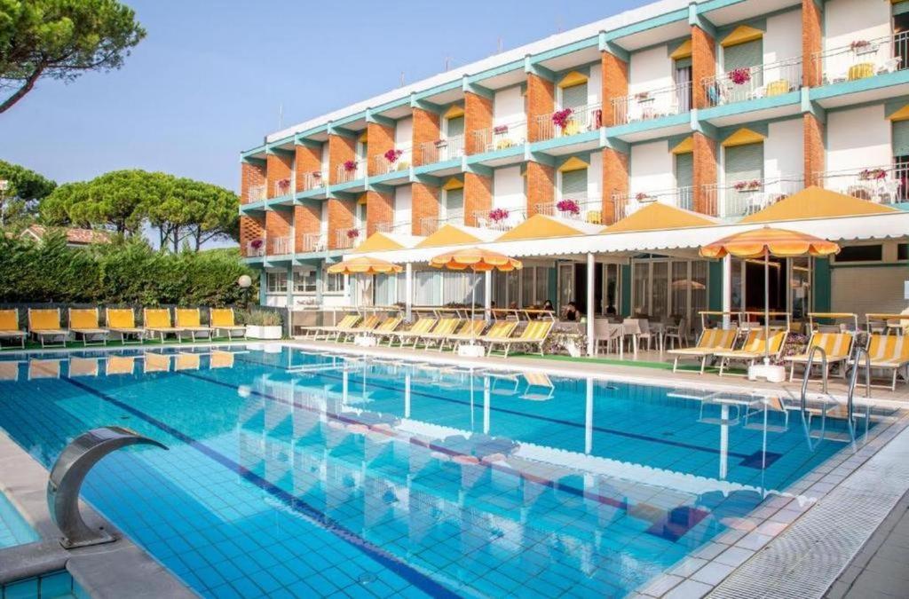 利多迪耶索罗棕榈滩酒店的酒店前的游泳池