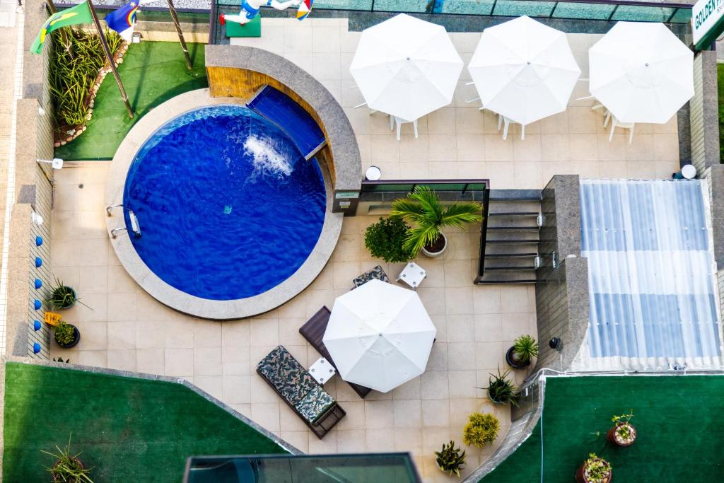 累西腓Hotel Golden Park Recife Boa Viagem的享有度假村游泳池的顶部景致
