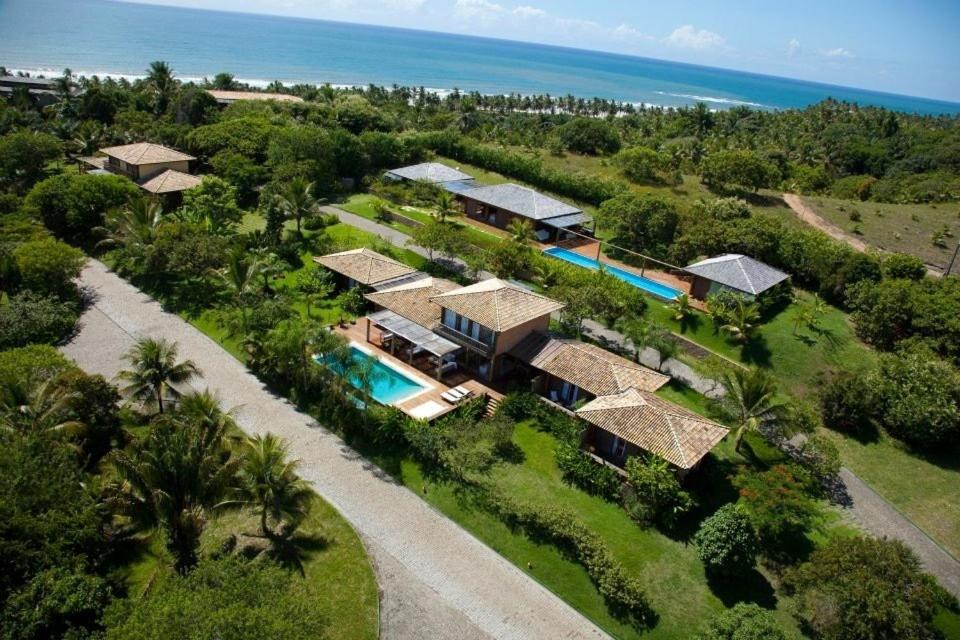 伊塔卡雷Casa 10 -Txai Resort的享有带游泳池的房屋的空中景致