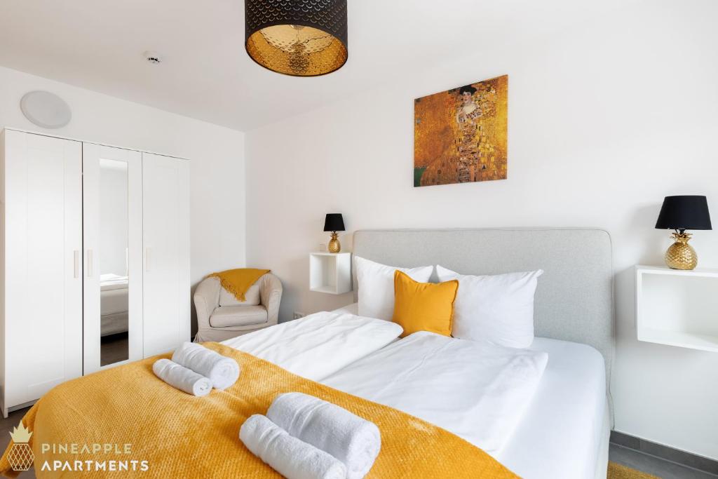 德累斯顿Pineapple Apartments Dresden Zwinger VI - 98 qm - 1x free parking的一间卧室配有一张大白色床和橙色毯子
