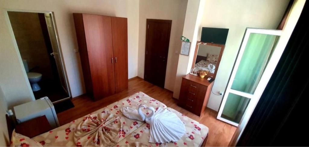 普里莫尔斯科Guest House Natali的一间卧室配有一张床和镜子