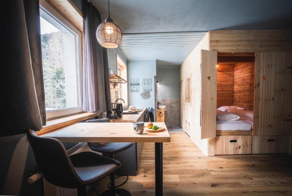 马尔尼茨Tauernlust Outdoor & Relax的一间厨房,内设一张桌子和一张床