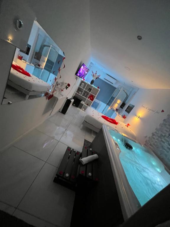 乐罗夫Love room avec spa privatif的客房内的浴室设有大浴缸
