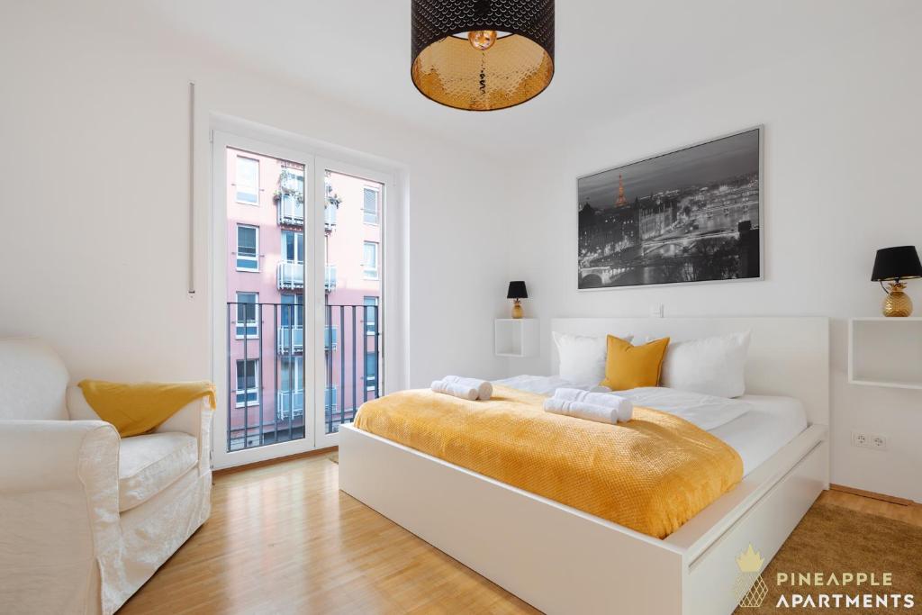 德累斯顿Pineapple Apartments Dresden Zwinger II - 70 qm - 1x free parking的白色卧室配有床和沙发