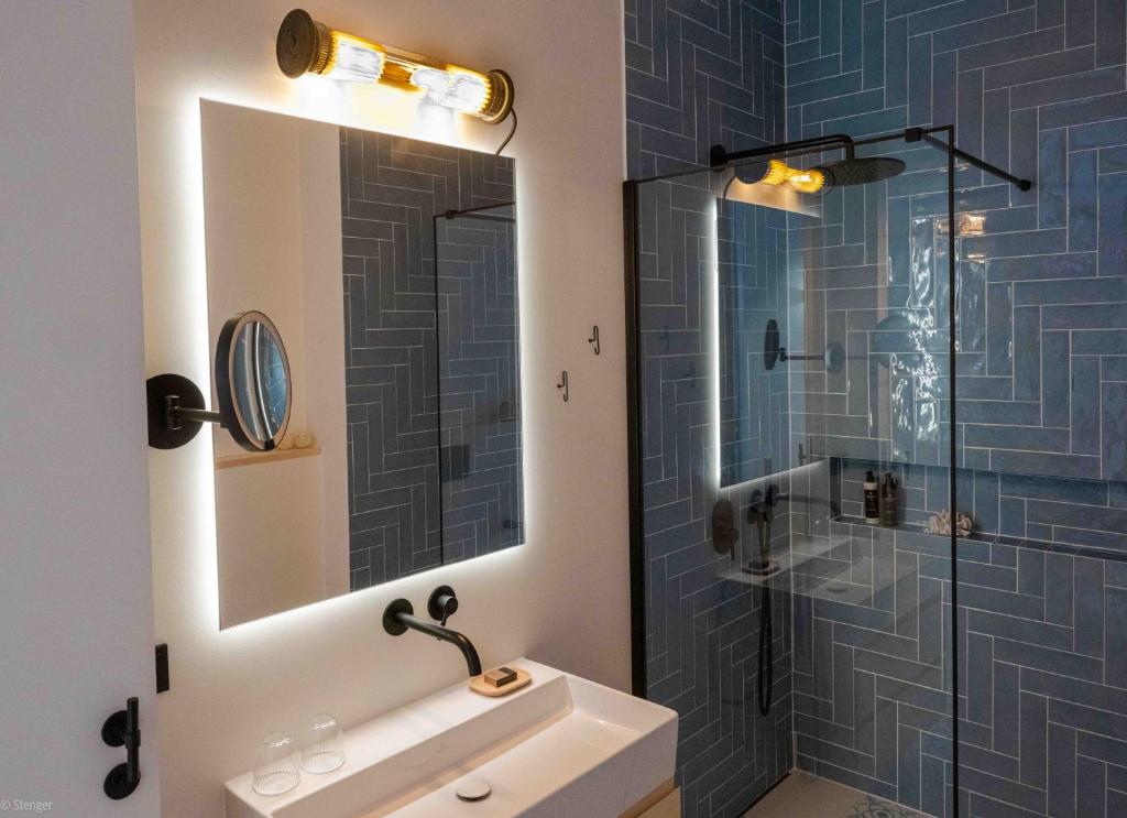 柏林Mr(s)STiL Design Apartments的带淋浴、盥洗盆和镜子的浴室