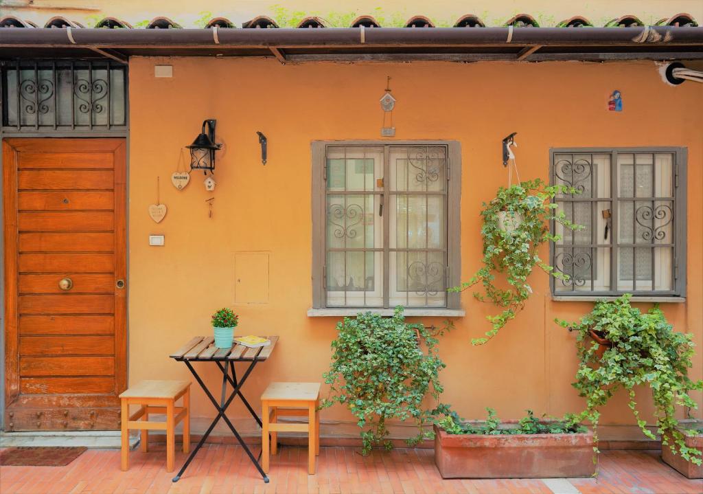 罗马最佳住宿公寓的房屋设有两把椅子、一张桌子和一扇门
