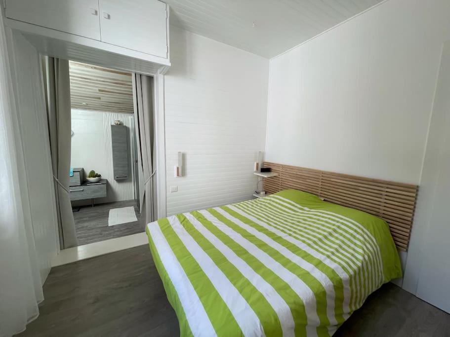 卡布勒通BRUYERES - Capbreton, belle villa spacieuse entre ville et plages au calme的卧室配有绿色和白色条纹床