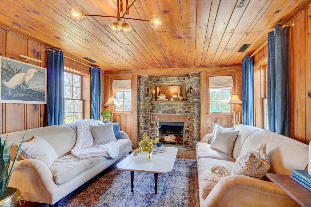 克罗斯维尔Historic Tennessee Vacation Rental on Homestead的带沙发和石制壁炉的客厅