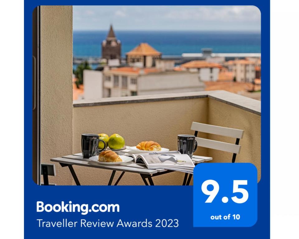 丰沙尔Luxury View Apartment Funchal的阳台上的餐桌上放着一盘食物
