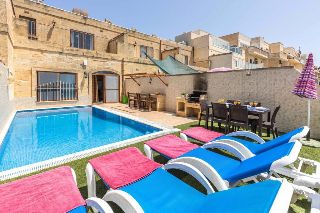 沙拉Ta Debora 3 bedroom Villa with private pool的一个带躺椅和桌子的游泳池