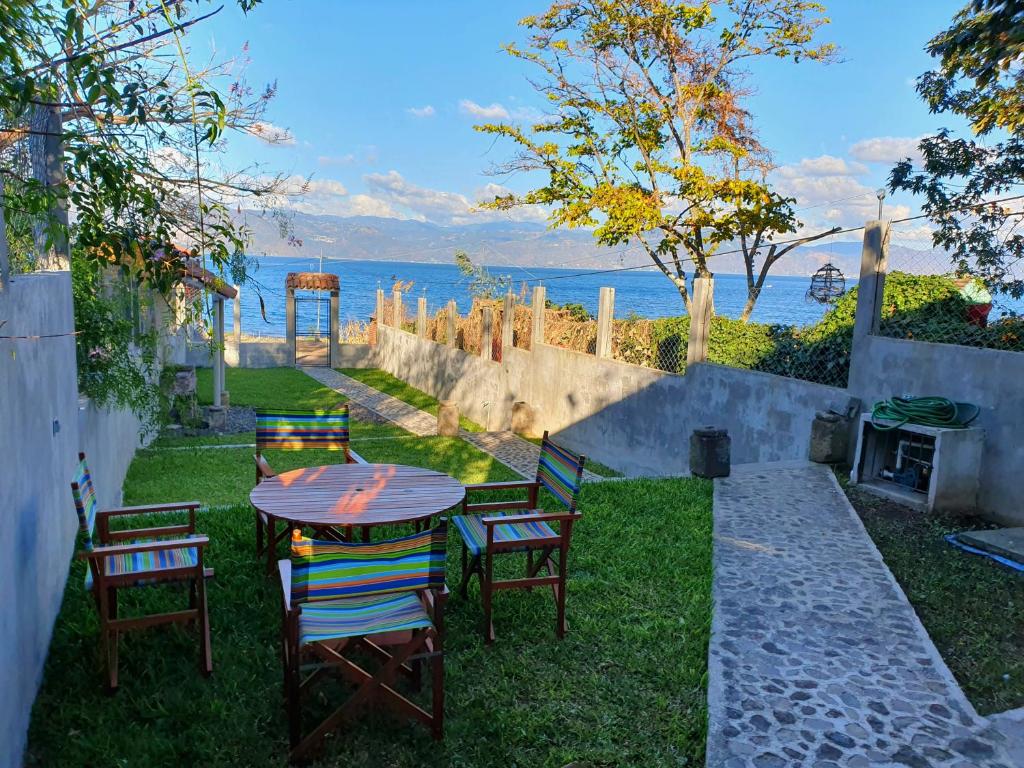 圣佩德罗拉拉古纳Villa Don Pedro - Casa de descanso的享有水景的庭院内的桌椅