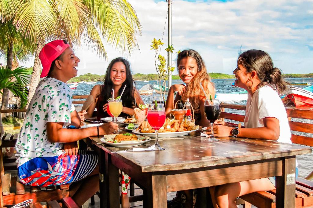 拉斯彭尼塔斯Hotel Restaurante Spa La Barca de Oro的一群坐在餐桌上吃食物的妇女