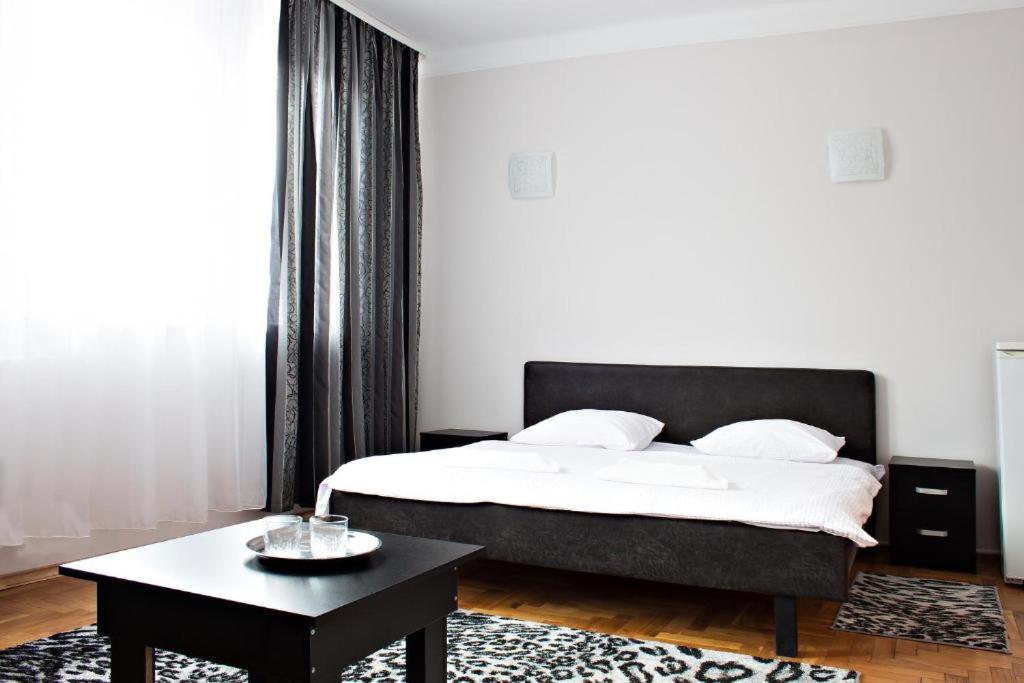 KonopnitsaHotel Sofiivka的一间卧室配有一张床和一张茶几