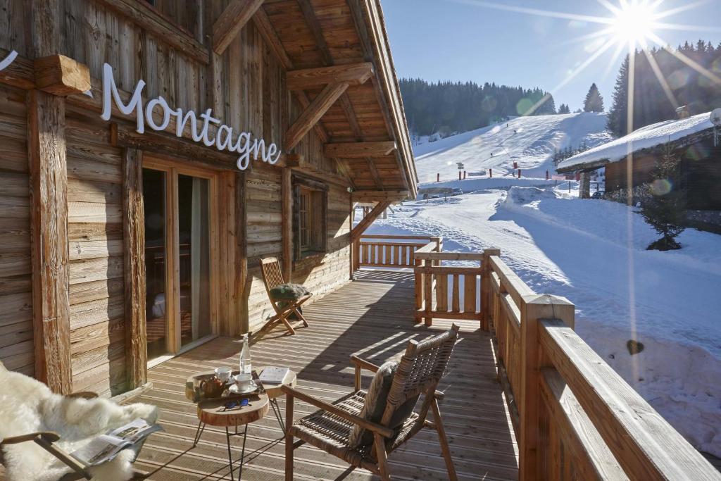 莱热狩猎山酒店的一个带椅子的木制甲板和滑雪小屋