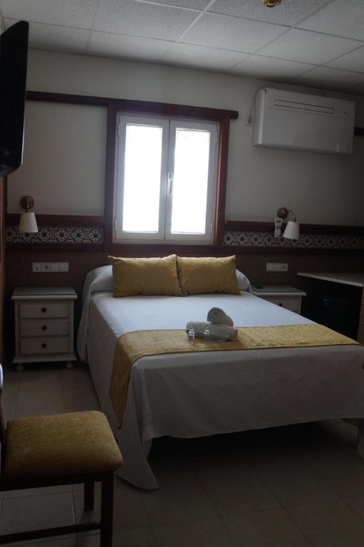 科尼尔-德拉弗龙特拉康妮莱纳旅馆的一间卧室配有两张床和电视。
