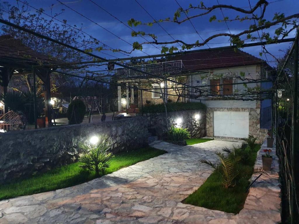 波德戈里察Green House Pejovic的石墙和石头车道的房子