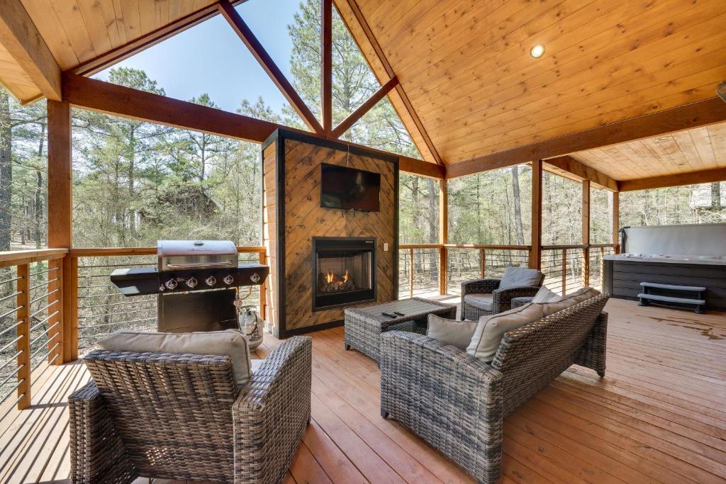 布罗肯鲍Family-Friendly Broken Bow Cabin Rental with Hot Tub的一个带壁炉和家具的大屏风门廊