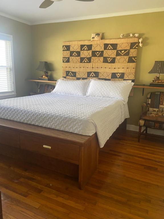 亚特兰大Cozy comfortable PRIVATE BEDROOMS的一间卧室配有一张大床和木制床头板