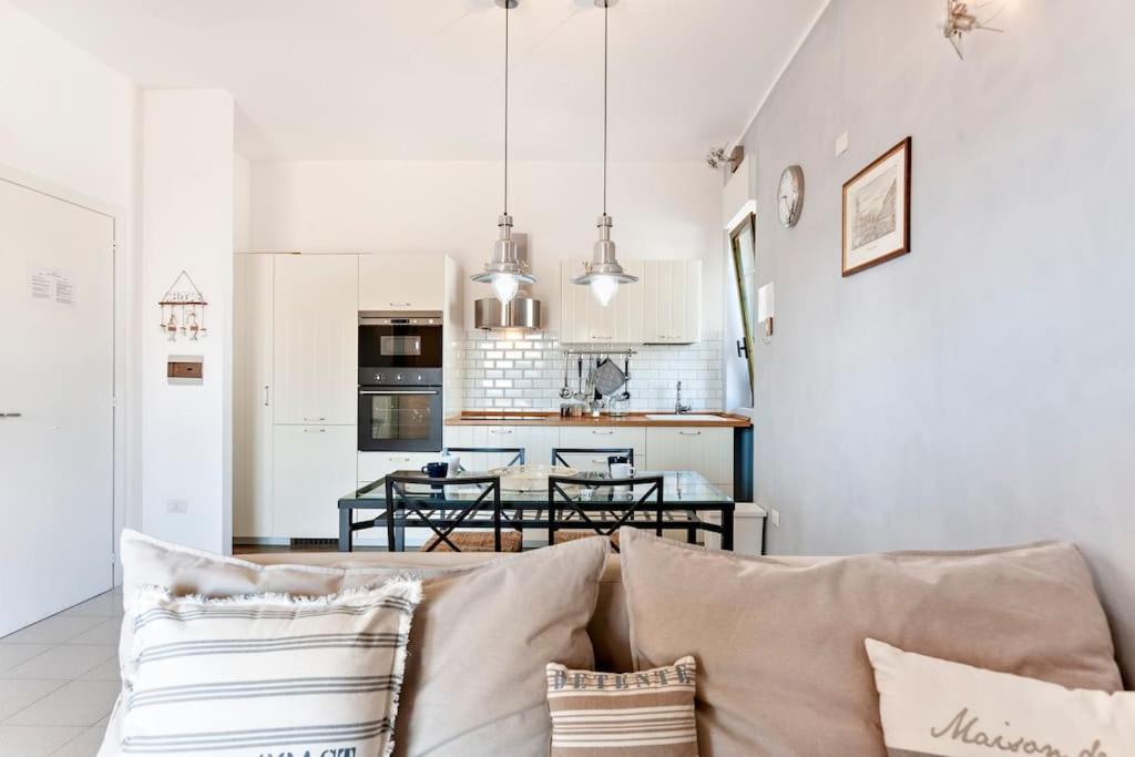加利波利Penthouse on the beach Gallipoli的带沙发的客厅和厨房