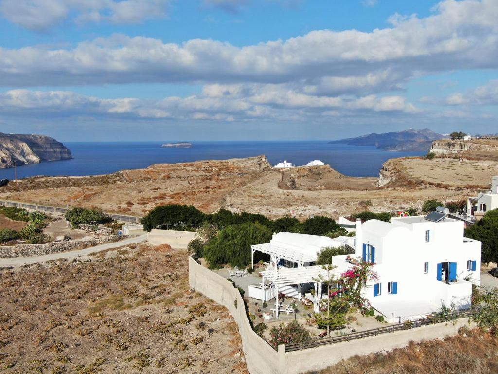 阿克罗蒂里Arcana Santorini Villas, An Authentic Cycladic Experience的山丘上与大海的白色建筑群