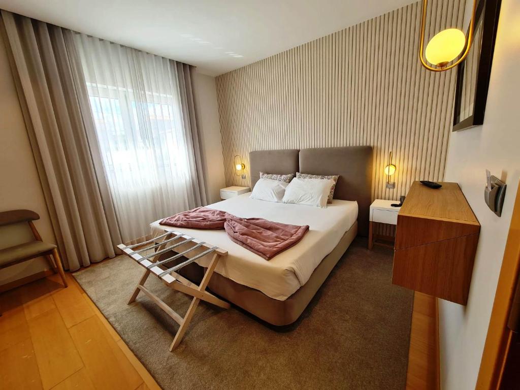 查韦斯阿尔贝加博尔赫斯酒店的一间设有大床和窗户的酒店客房