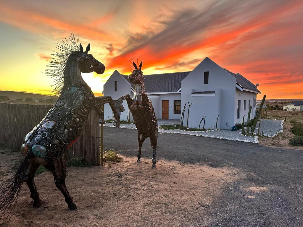 兰格班Casa Felice的站在房子旁边的马雕像
