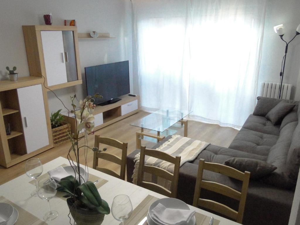 阿斯托加INSULA PLAzA MAYOR HOME的客厅配有沙发和桌子