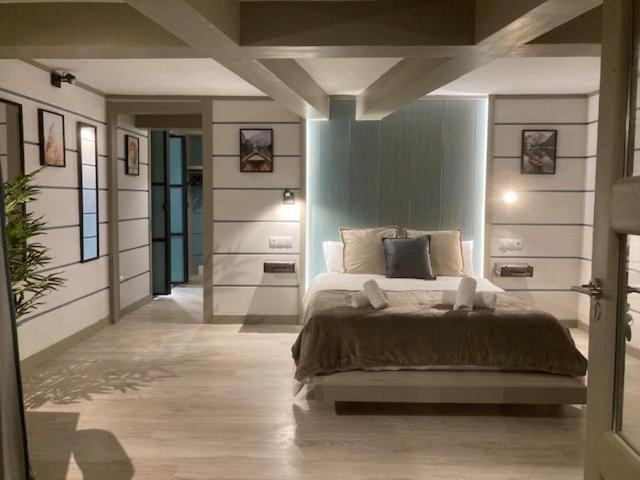 马贝拉Villa Palma的一间卧室,卧室内配有一张大床