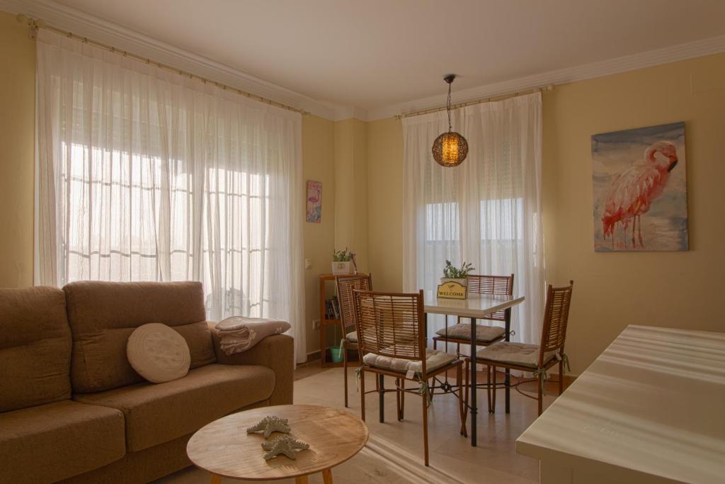 韦尔瓦Apartment Isla Canela Luxury的客厅配有沙发和桌子