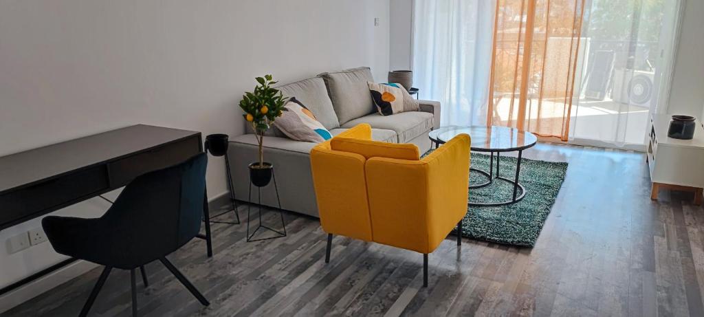 StrovolosZinas modern flat Nicosia的客厅配有沙发和桌子