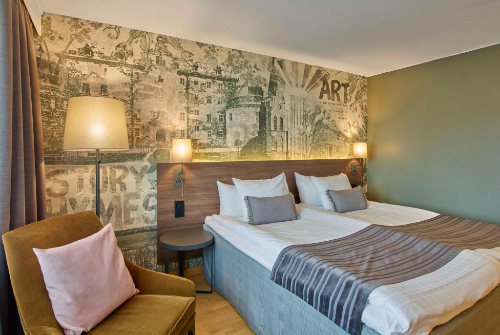 厄勒布鲁斯堪迪克大酒店的酒店客房带一张大床和一把椅子