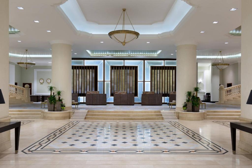 布加勒斯特布加勒斯特JW万豪大酒店的酒店大堂,地板上铺着地毯