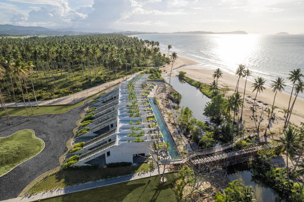圣维森特The Hotel Elizabeth Resort and Villas - Long Beach San Vicente Palawan的享有度假村和海滩的空中景致