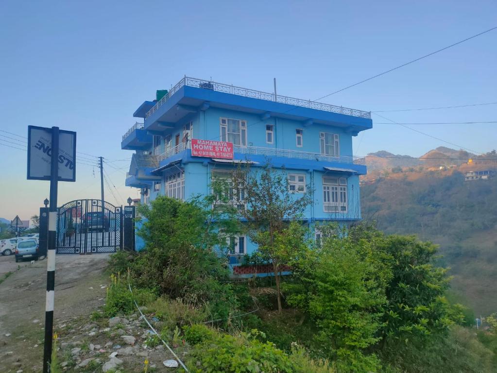 马恩迪Mahamaya Homestay 4的山边的蓝色建筑