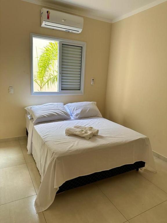 皮拉西卡巴KITNET 1001 Apart Hotel的一间卧室设有两张床和窗户。
