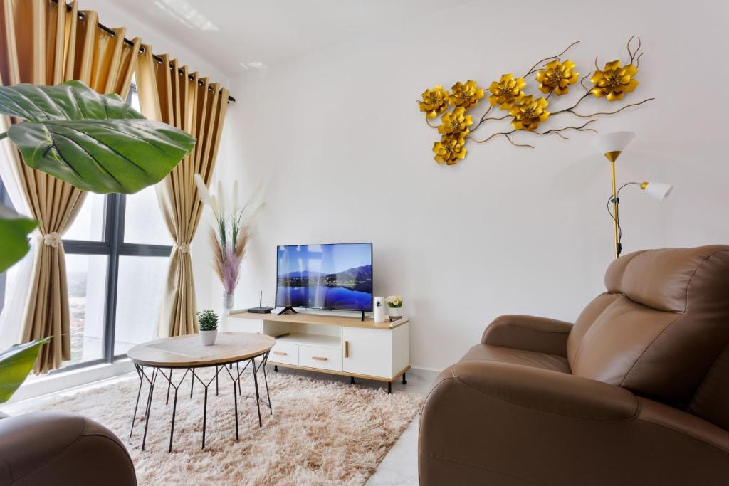 哥打巴鲁Sofea Suites @ Troika Kota Bharu #Wifi #Netflix的带沙发和电视的客厅
