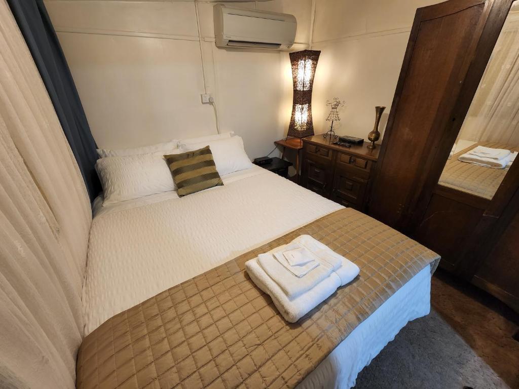 墨尔本Adorabe 1-Bedroom guesthouse with free parking on premises的一间卧室配有一张床,床上有毛巾