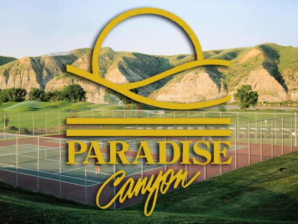 莱斯布里奇Paradise Canyon Golf Resort, Luxury Villa 409的网球场前的奥林匹克环标