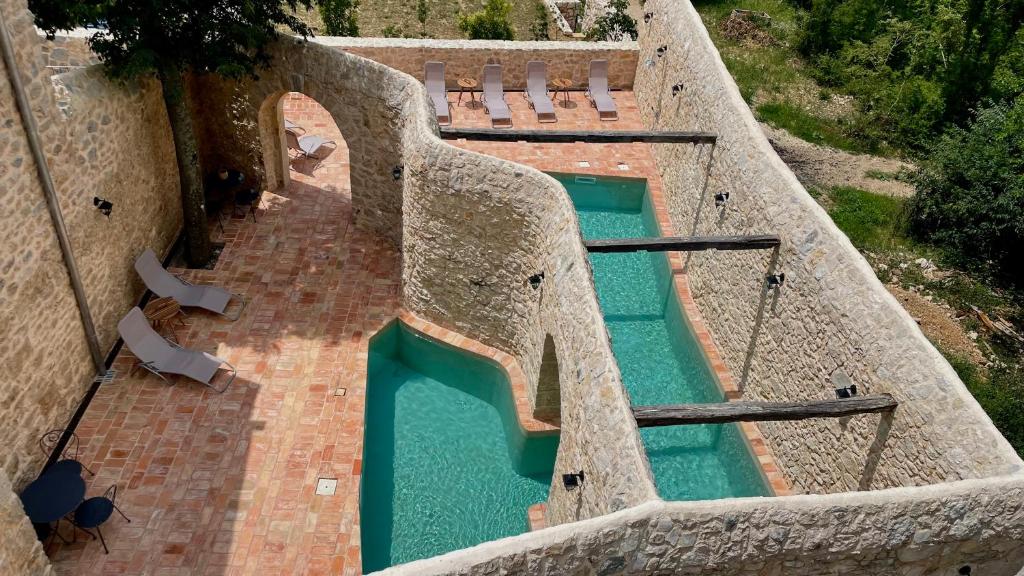 崔巴尔Hotel Village Balatura - exclusive VEGGIE的游泳池顶部美景,设有椅子