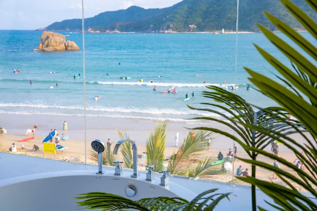 三亚小鹿辰客海景冲浪民宿的享有海滩美景的浴缸