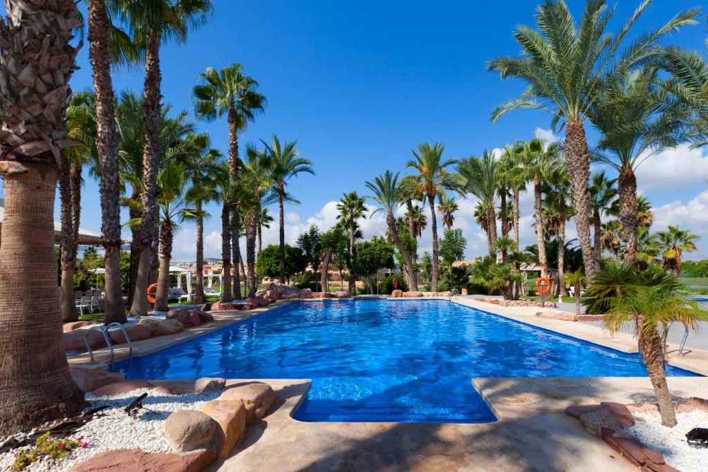 阿利坎特阿利坎特高尔夫酒店的度假村内棕榈树游泳池