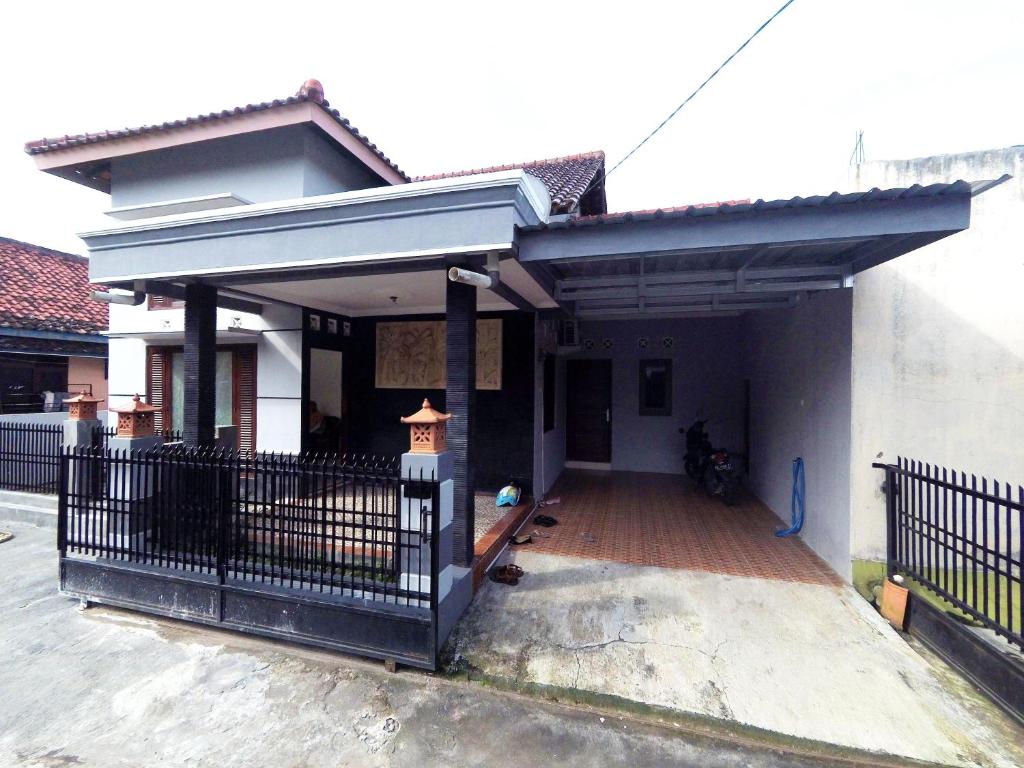DemanganKotagede Street Homestay Jogja的一个带门廊和甲板的房子