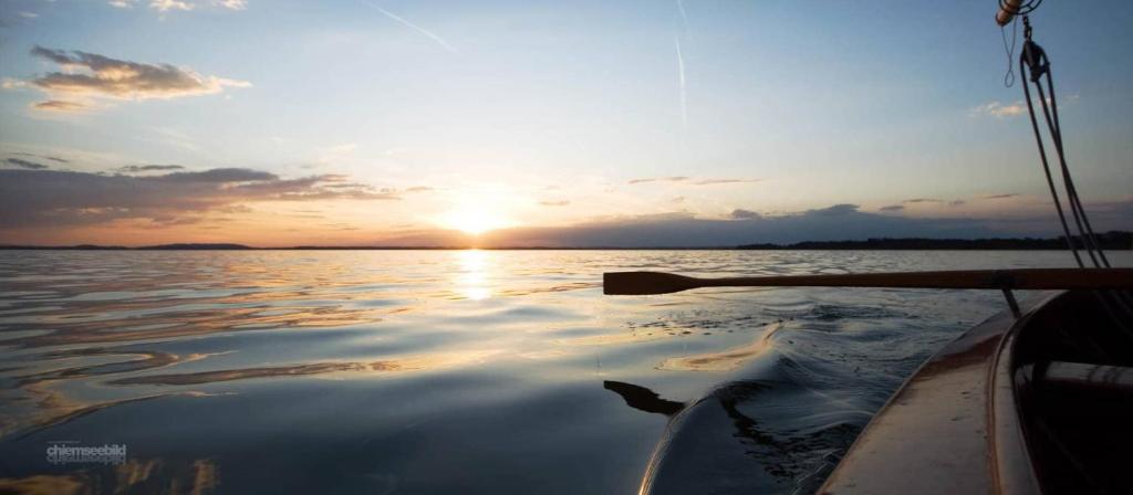 希明格加斯托夫苏奥柏威尔特酒店的太阳落下时在水面上的船