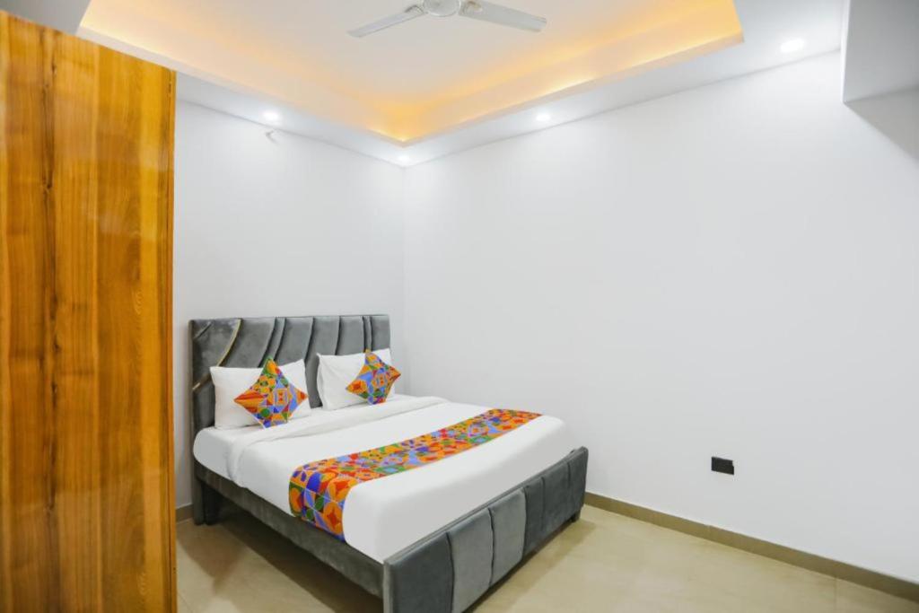 加济阿巴德Hotel The RASA at Vasundhara的卧室配有一张床